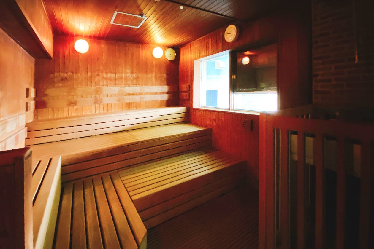 フィンランドサウナ(約85℃)