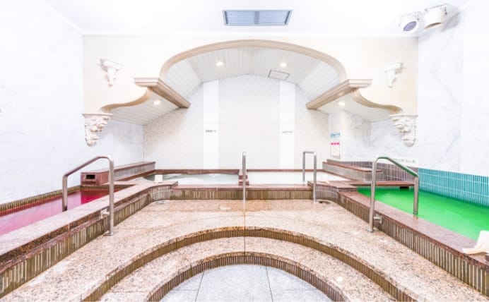 スパや本格的な3サウナを満喫。