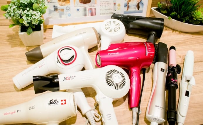 美容ドライヤーやヘアアイロンも完備。