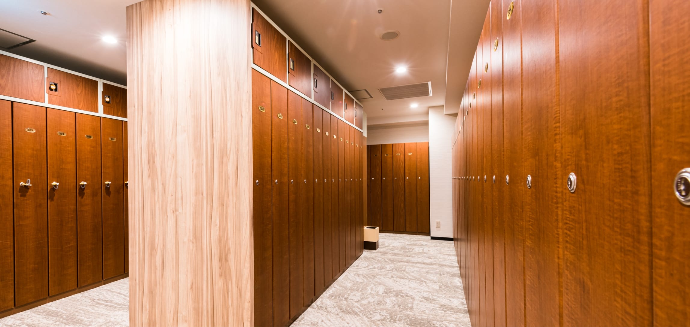 最大00ℓ収納の大型ロッカーで争奪戦で手に入れたグッズも安心。