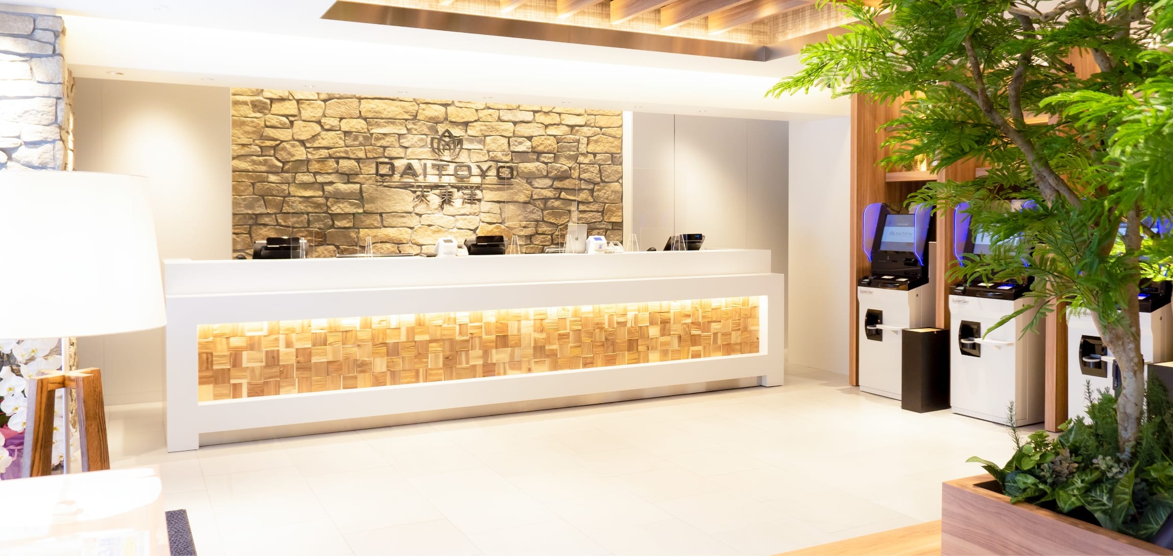 大型ロッカーやクロークサービスで