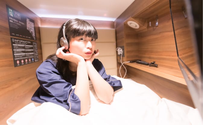 電源ソケットやUSBソケット、ヘッドホンをご用意させて頂いております